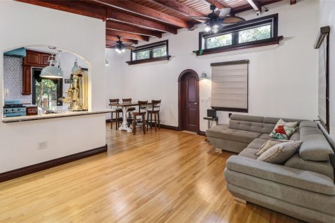 House in Miami Springs, Florida 3 bedrooms, 146.6 sq.m. № 2033282 - photo 15