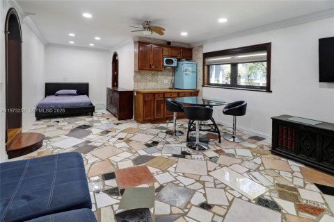 House in Miami Springs, Florida 3 bedrooms, 146.6 sq.m. № 2033282 - photo 8