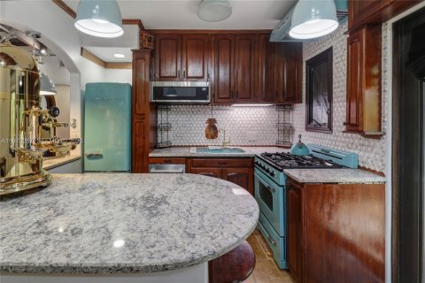 House in Miami Springs, Florida 3 bedrooms, 146.6 sq.m. № 2033282 - photo 9