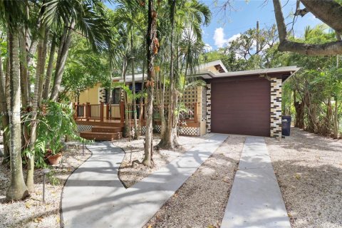 House in Miami Springs, Florida 3 bedrooms, 146.6 sq.m. № 2033282 - photo 19