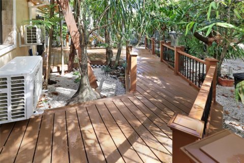 House in Miami Springs, Florida 3 bedrooms, 146.6 sq.m. № 2033282 - photo 26