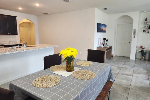 Villa ou maison à vendre à Port St. Lucie, Floride: 4 chambres, 169.73 m2 № 2075023 - photo 10