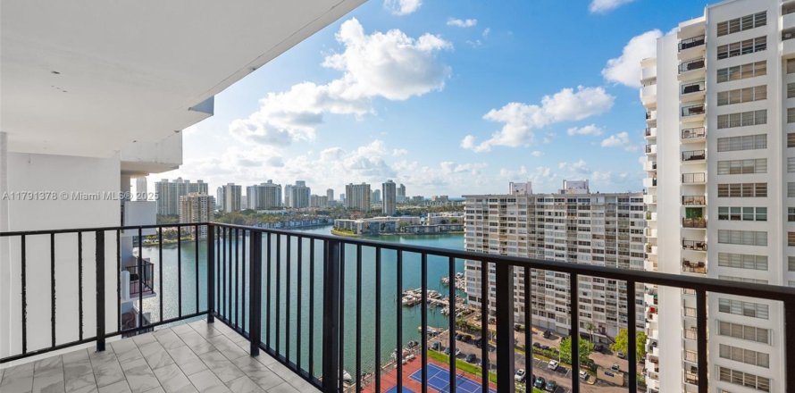 Кондоминиум с 2 спальнями в Авентура, Флорида № 1977796