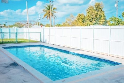 Снять в аренду виллу или дом в Майами, Флорида 3 спальни, 178.37м2, № 2028611 - фото 2