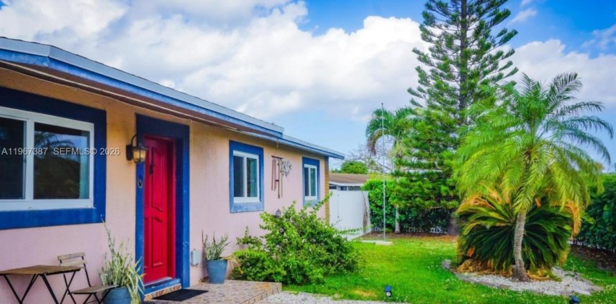 Дом в Майами, Флорида 3 спальни, 178.37м2 № 2028611