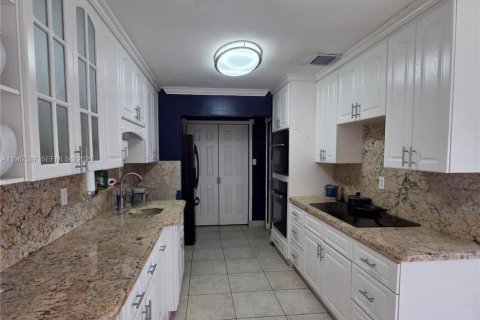 Снять в аренду виллу или дом в Майами, Флорида 3 спальни, 178.37м2, № 2028611 - фото 6