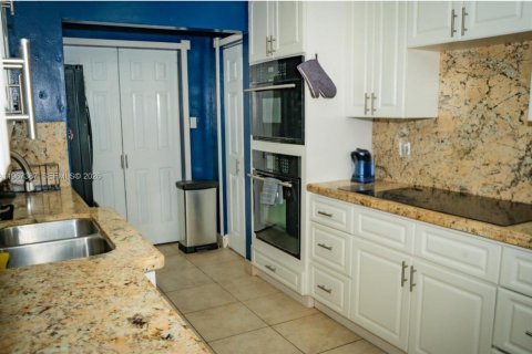 Снять в аренду виллу или дом в Майами, Флорида 3 спальни, 178.37м2, № 2028611 - фото 5