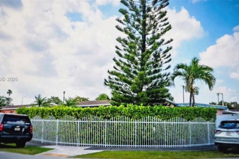 Снять в аренду виллу или дом в Майами, Флорида 3 спальни, 178.37м2, № 2028611 - фото 3