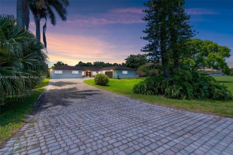 House in Southwest Ranches, Florida 7 bedrooms, 349.5 sq.m. № 1762534 - photo 2