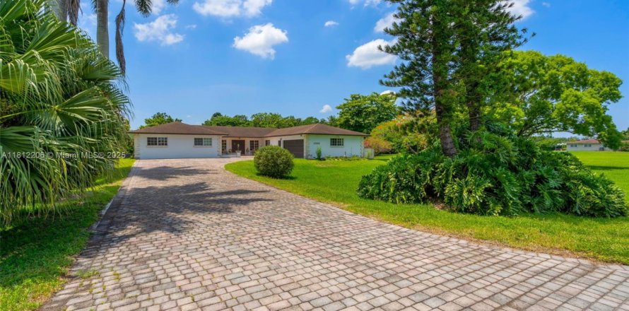 House in Southwest Ranches, Florida 7 bedrooms, 349.5 sq.m. № 1762534