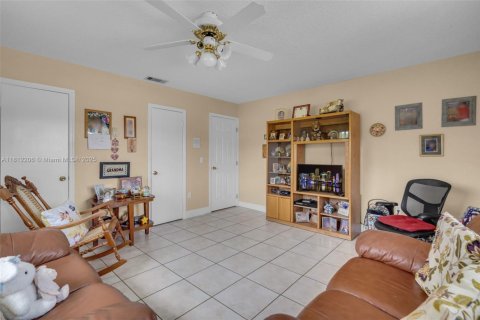 House in Southwest Ranches, Florida 7 bedrooms, 349.5 sq.m. № 1762534 - photo 11