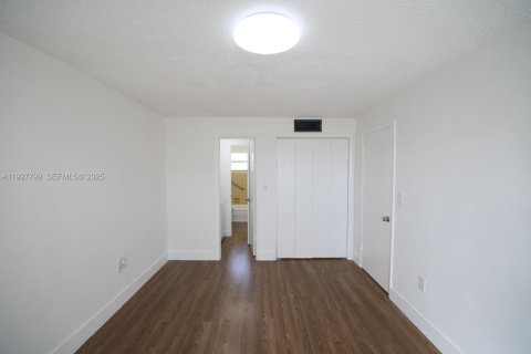 Снять в аренду квартиру в Хайалиа, Флорида 1 спальня, 2905.89м2, № 1992333 - фото 10