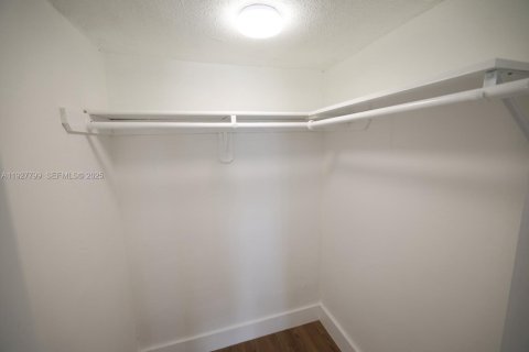 Снять в аренду квартиру в Хайалиа, Флорида 1 спальня, 2905.89м2, № 1992333 - фото 11