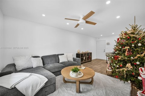 Купить кондоминиум в Пайнкрест, Флорида 2 спальни, 74.79м2, № 1991541 - фото 2