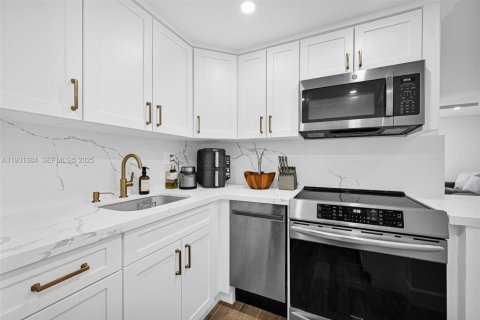 Купить кондоминиум в Пайнкрест, Флорида 2 спальни, 74.79м2, № 1991541 - фото 13