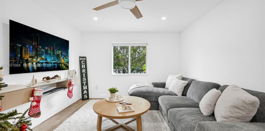 Кондоминиум с 2 спальнями в Пайнкрест, Флорида № 1991541