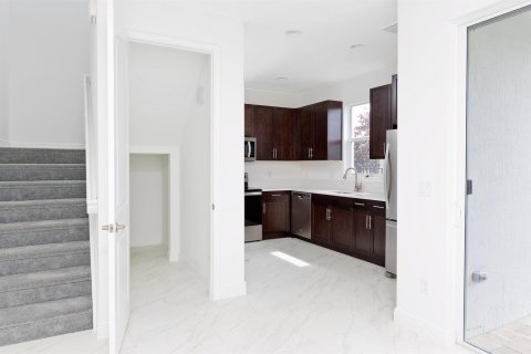 Townhouse in Coconut Creek, Florida 3 bedrooms, 161.09 sq.m. № 2261190 - photo 11