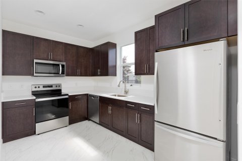 Townhouse in Coconut Creek, Florida 3 bedrooms, 161.09 sq.m. № 2261190 - photo 12