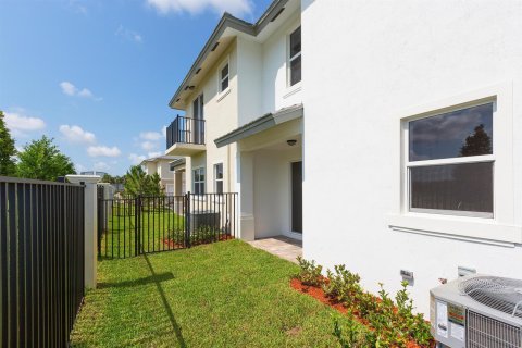 Townhouse in Coconut Creek, Florida 3 bedrooms, 161.09 sq.m. № 2261190 - photo 16