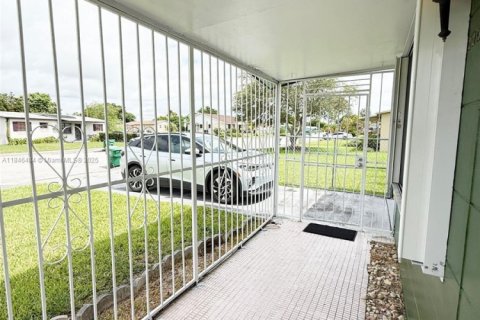 Villa ou maison à vendre à Miami, Floride: 3 chambres, 89.74 m2 № 1845472 - photo 5