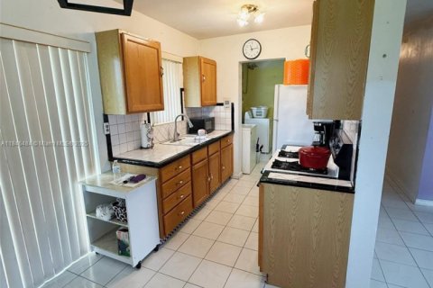 Villa ou maison à vendre à Miami, Floride: 3 chambres, 89.74 m2 № 1845472 - photo 12