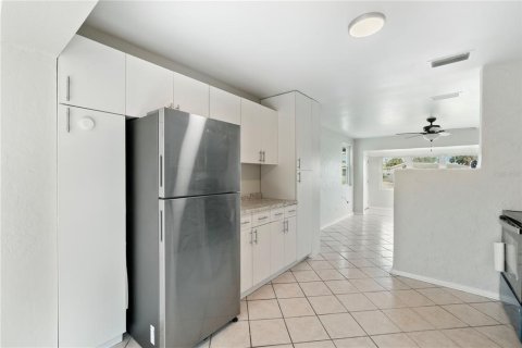 House in Ormond Beach, Florida 2 bedrooms, 86.49 sq.m. № 2429596 - photo 9
