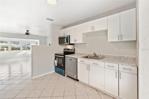 House in Ormond Beach, Florida 2 bedrooms, 86.49 sq.m. № 2429596 - photo 8
