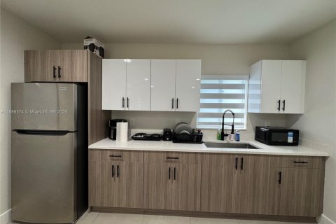Commercial property in Miami, Florida 1 bedroom № 1941379 - photo 9