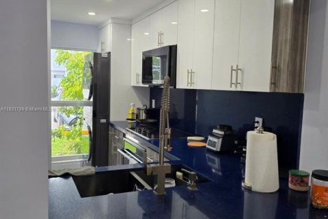 Townhouse in Miami, Florida 2 bedrooms, 105.91 sq.m. № 1839425 - photo 17
