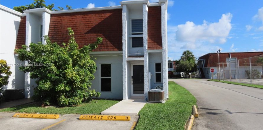 Townhouse in Miami, Florida 2 bedrooms, 105.91 sq.m. № 1839425