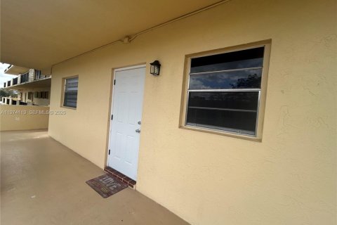 Condominio en alquiler en Hollywood, Florida, 2 dormitorios, 85.47 m2 № 2036407 - foto 2