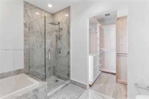 Condo in Miami, Florida, 2 bedrooms  № 1927741 - photo 17