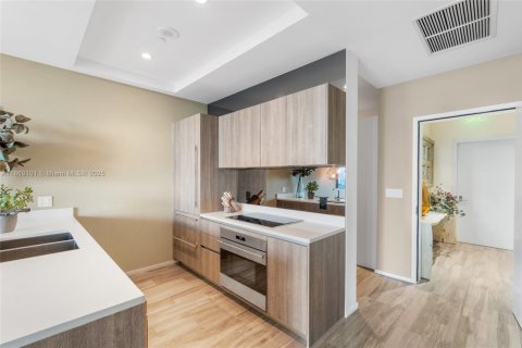 Condo in Miami, Florida, 2 bedrooms  № 1927741 - photo 14
