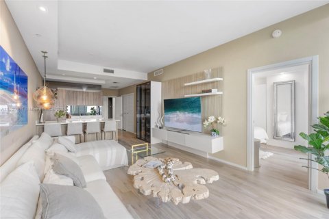 Condo in Miami, Florida, 2 bedrooms  № 1927741 - photo 2