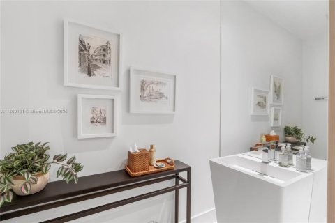 Condo in Miami, Florida, 2 bedrooms  № 1927741 - photo 23