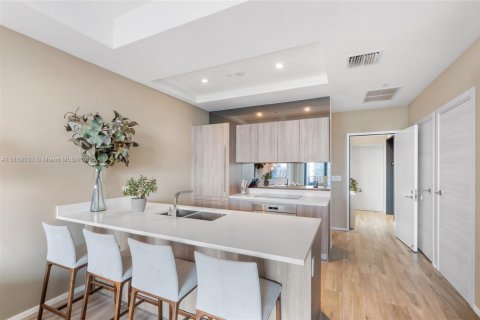 Condo in Miami, Florida, 2 bedrooms  № 1927741 - photo 13