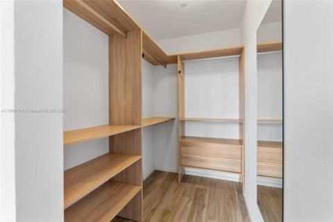 Condo in Miami, Florida, 2 bedrooms  № 1927741 - photo 20