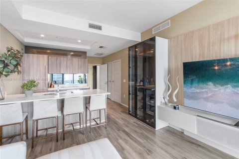 Condo in Miami, Florida, 2 bedrooms  № 1927741 - photo 6