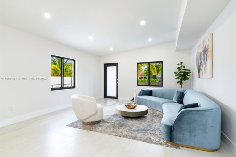 Casa en venta en North Miami, Florida, 3 dormitorios, 172.8 m2 № 1932761 - foto 2