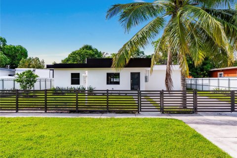 Casa en venta en North Miami, Florida, 3 dormitorios, 172.8 m2 № 1932761 - foto 1