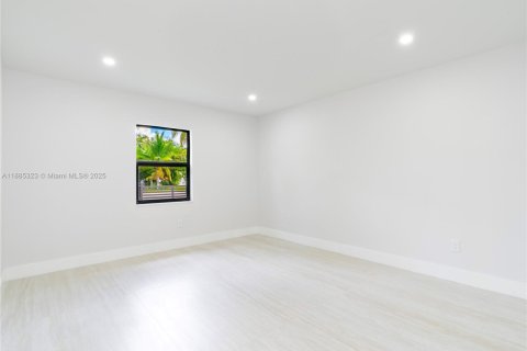 Casa en venta en North Miami, Florida, 3 dormitorios, 172.8 m2 № 1932761 - foto 17