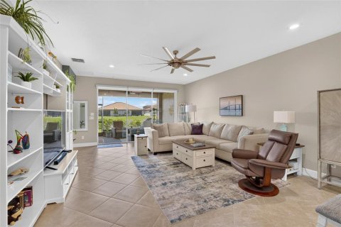 House in Wimauma, Florida 2 bedrooms, 189.52 sq.m. № 2299899 - photo 10
