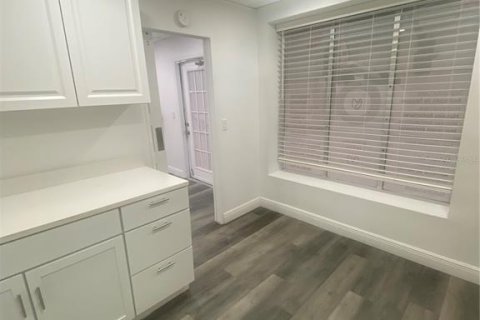 Immobilier commercial à louer à Brandon, Floride: 120.77 m2 № 2406504 - photo 4