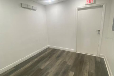 Immobilier commercial à louer à Brandon, Floride: 120.77 m2 № 2406504 - photo 9