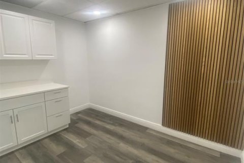 Immobilier commercial à louer à Brandon, Floride: 120.77 m2 № 2406504 - photo 7