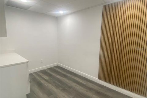 Immobilier commercial à louer à Brandon, Floride: 120.77 m2 № 2406504 - photo 10