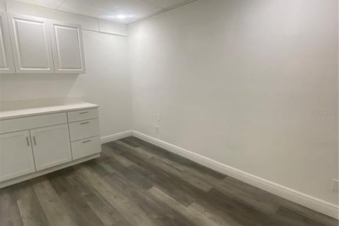 Immobilier commercial à louer à Brandon, Floride: 120.77 m2 № 2406504 - photo 5