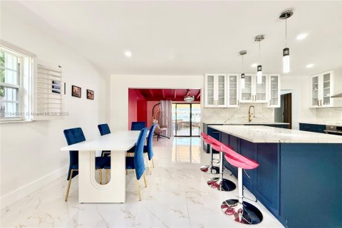 House in Wilton Manors, Florida 5 bedrooms, 257.15 sq.m. № 1848275 - photo 8