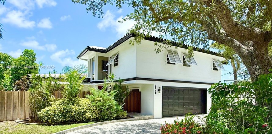 House in Wilton Manors, Florida 5 bedrooms, 257.15 sq.m. № 1848275