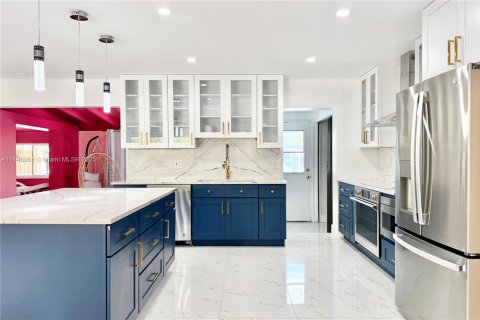 House in Wilton Manors, Florida 5 bedrooms, 257.15 sq.m. № 1848275 - photo 6